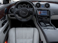 2011-jaguar-xjl-cockpit